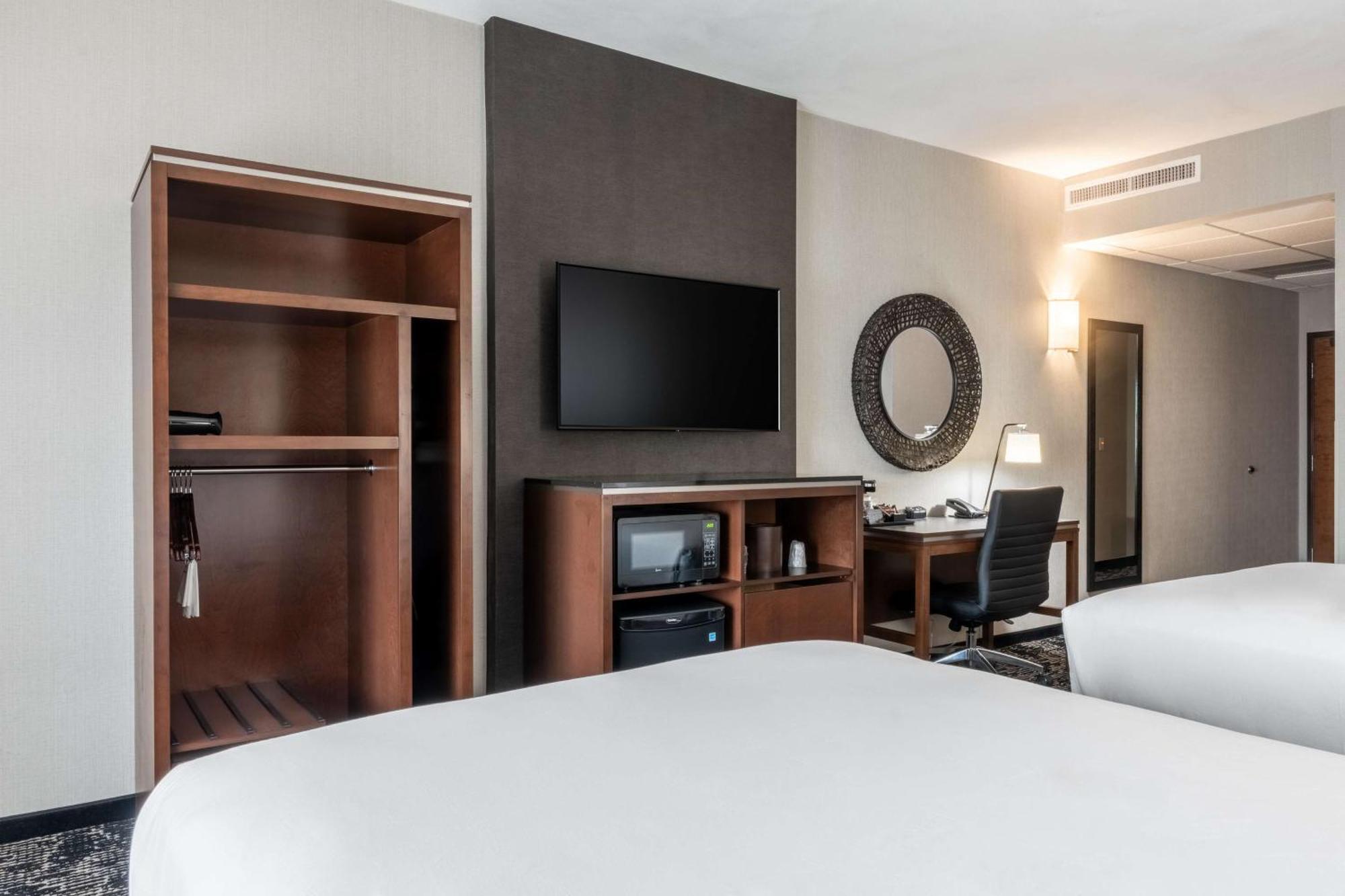Drury Plaza Hotel 大学城 外观 照片