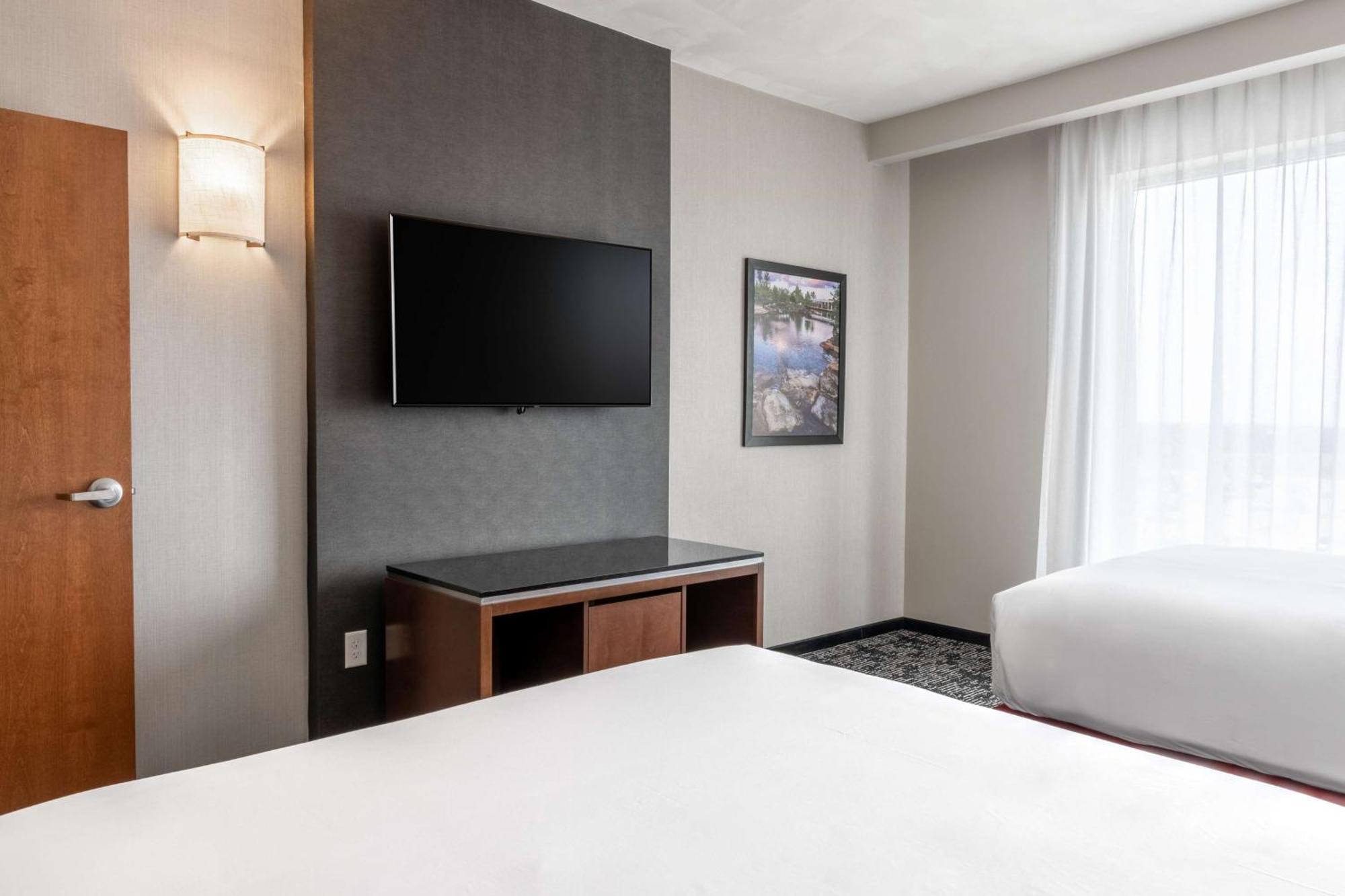 Drury Plaza Hotel 大学城 外观 照片