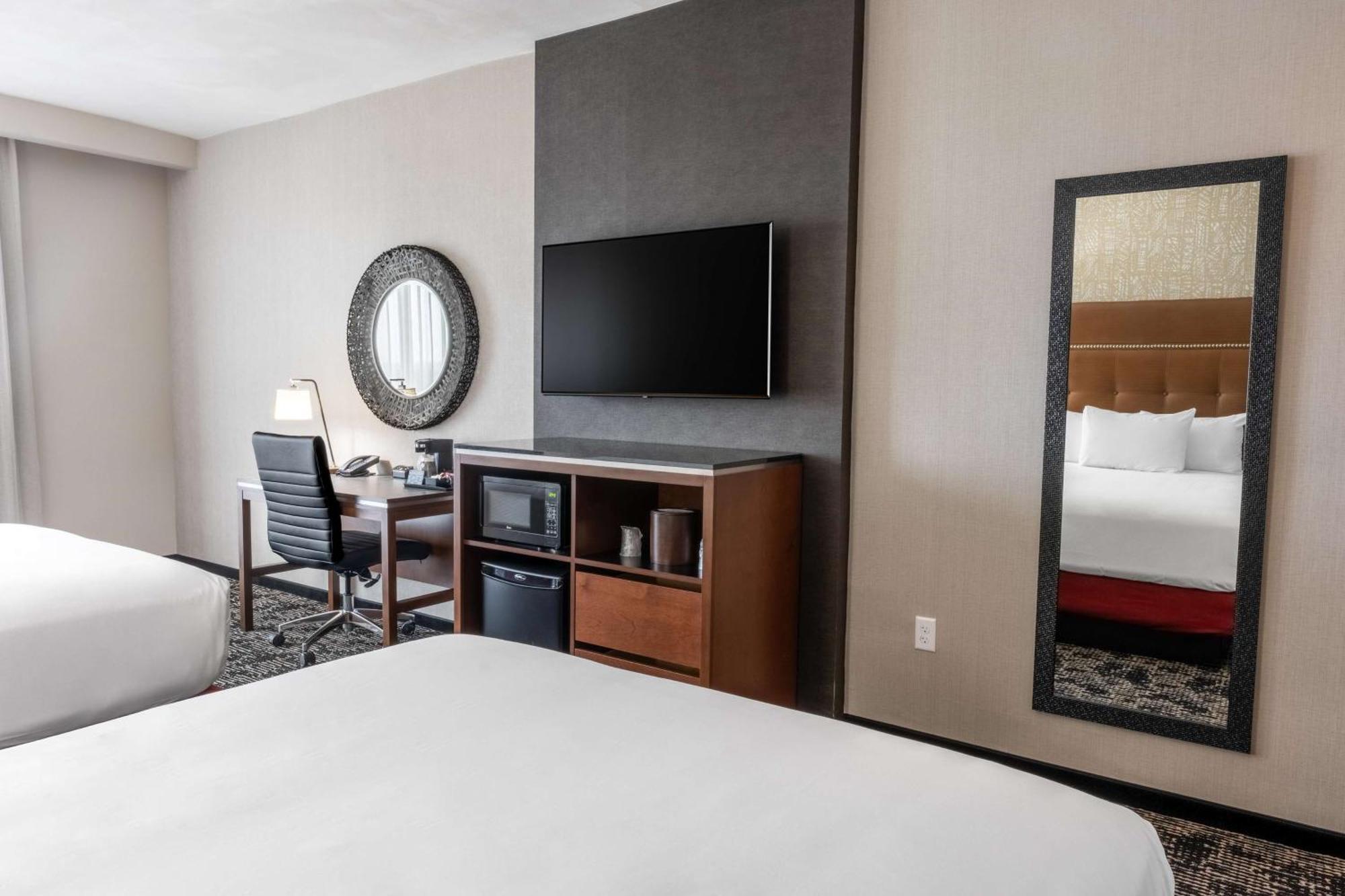 Drury Plaza Hotel 大学城 外观 照片