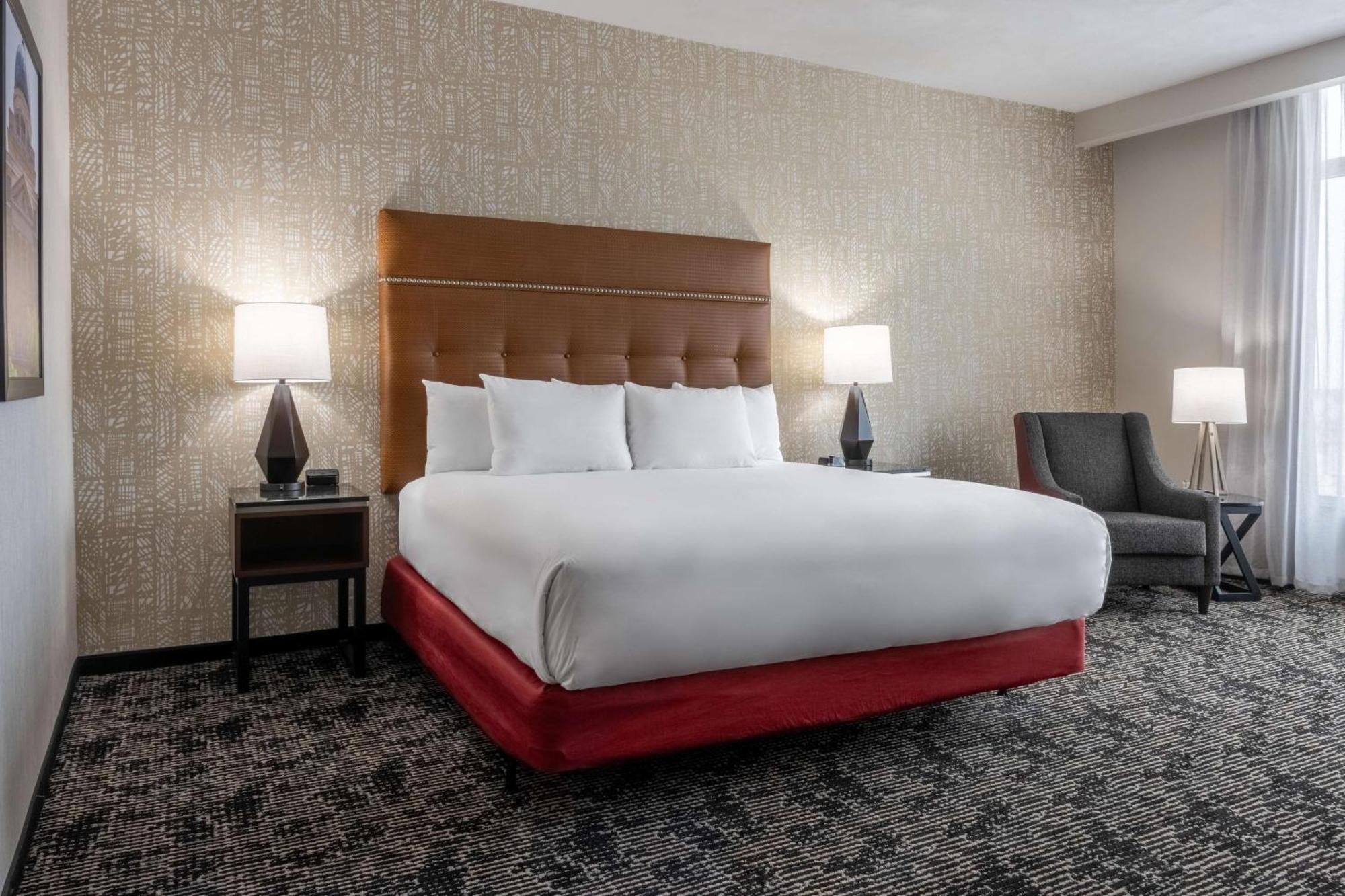 Drury Plaza Hotel 大学城 外观 照片